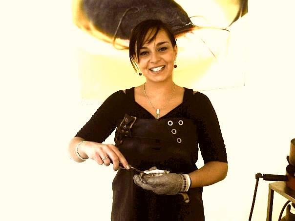 Eigenaresse van Sanna's Cookery en oestermeisje Roxanne. 